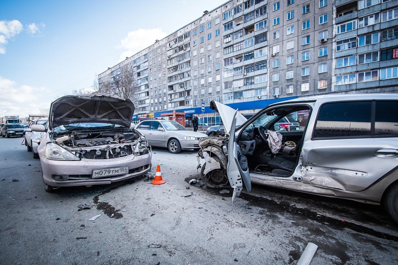 Фото В Новосибирске на улице Никитина произошло массовое ДТП с пятью автомобилями 2